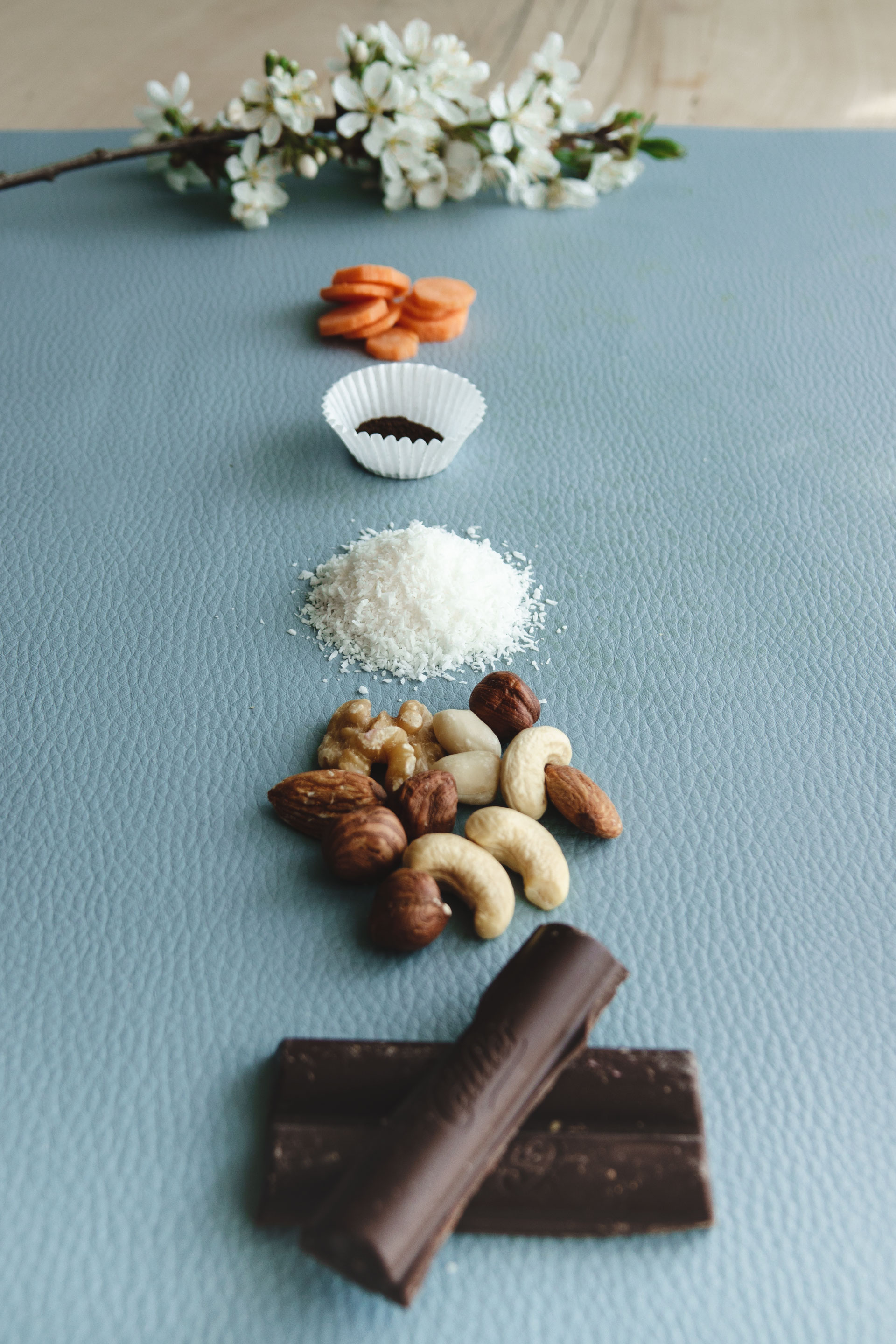 Muffins ohne Topping und Cupcakes mit Topping
